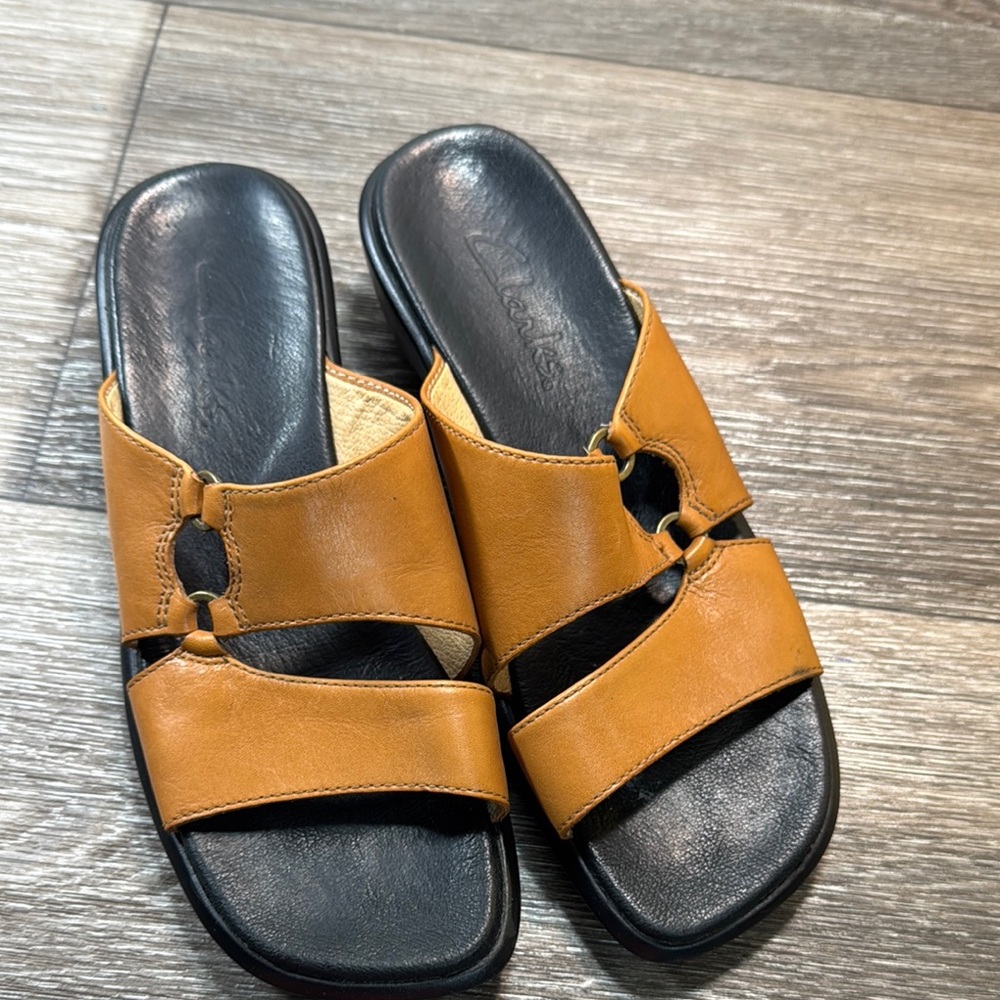 Clarks brown and Black Slide Sandals woman’s size 6 (b127)